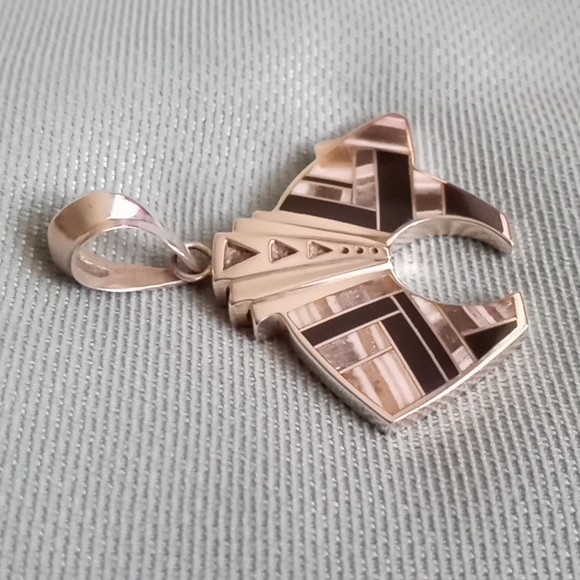 NATIVE AMERICAN INLAY BLACK ONYX AND SHELL TUXEDO BEAR PENDANT - Picture 2 of 8